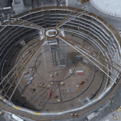 tanque industrial en construcción donde se aplican tratamientos térmicos de soldadura