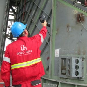 Técnico de Intec-Heat realizando medición térmica en planta industrial