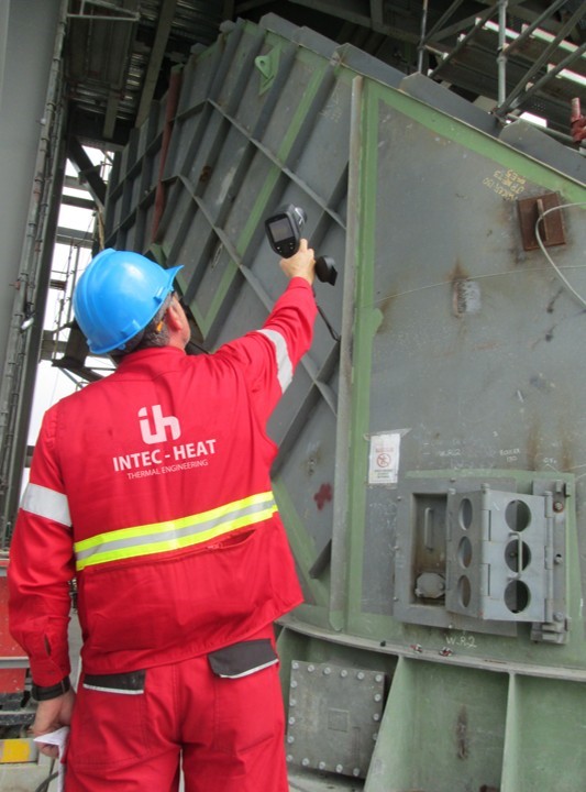 Técnico de Intec-Heat realizando medición térmica en planta industrial